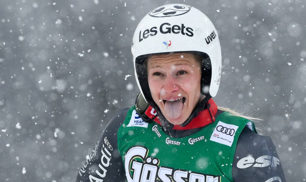 La francese Adeline Baud Mugnier, dopo la gara dello slalom gigante femminile della coppa del mondo di sci alpino a Semmering, Austria (Lapresse)